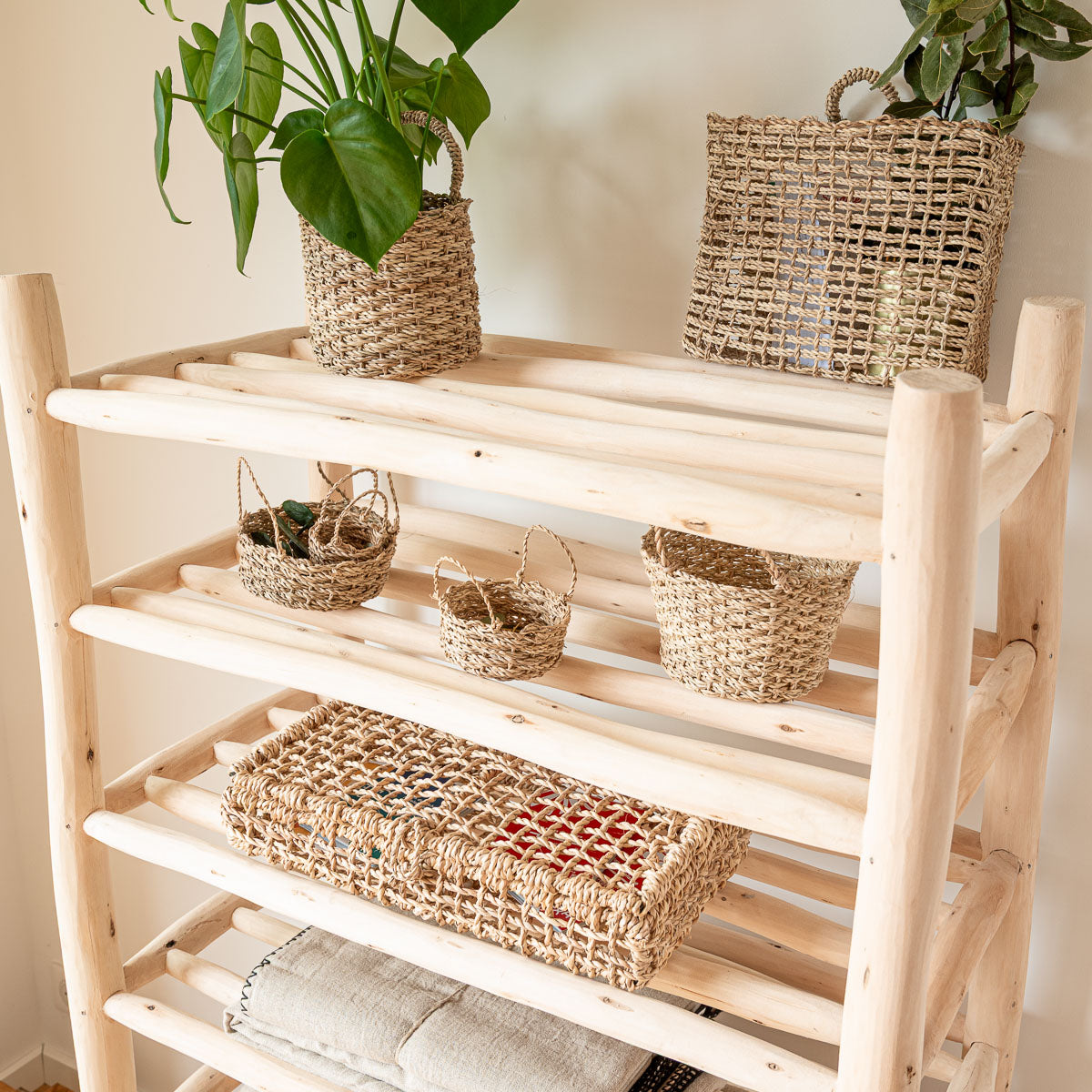 Détail étagère artisanale bois naturel avec linge et paniers en fibre — Cosydar-Déco