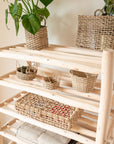 Détail étagère artisanale bois naturel avec linge et paniers en fibre — Cosydar-Déco