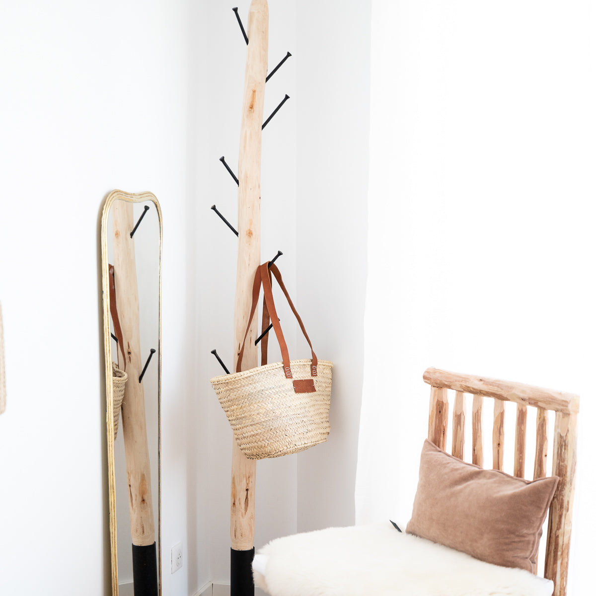 Fauteuil en bois brut dans une chambre à coucher