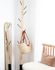 Fauteuil en bois brut dans une chambre à coucher