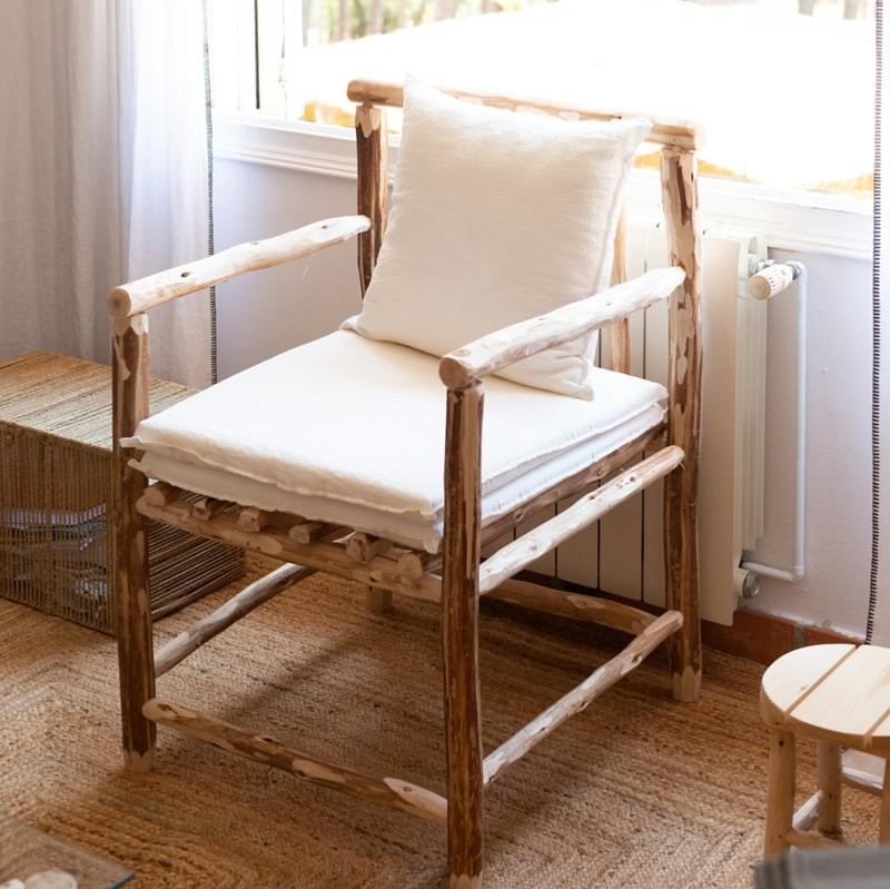 Fauteuil NAMA avec coussin blanc, vue de trois quarts en extérieur