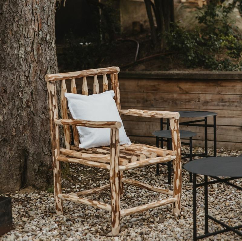 Fauteuil NAMA en bois brut d'Eucalyptus, vue de côté en extérieur