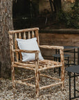 Fauteuil NAMA en bois brut d'Eucalyptus, vue de côté en extérieur