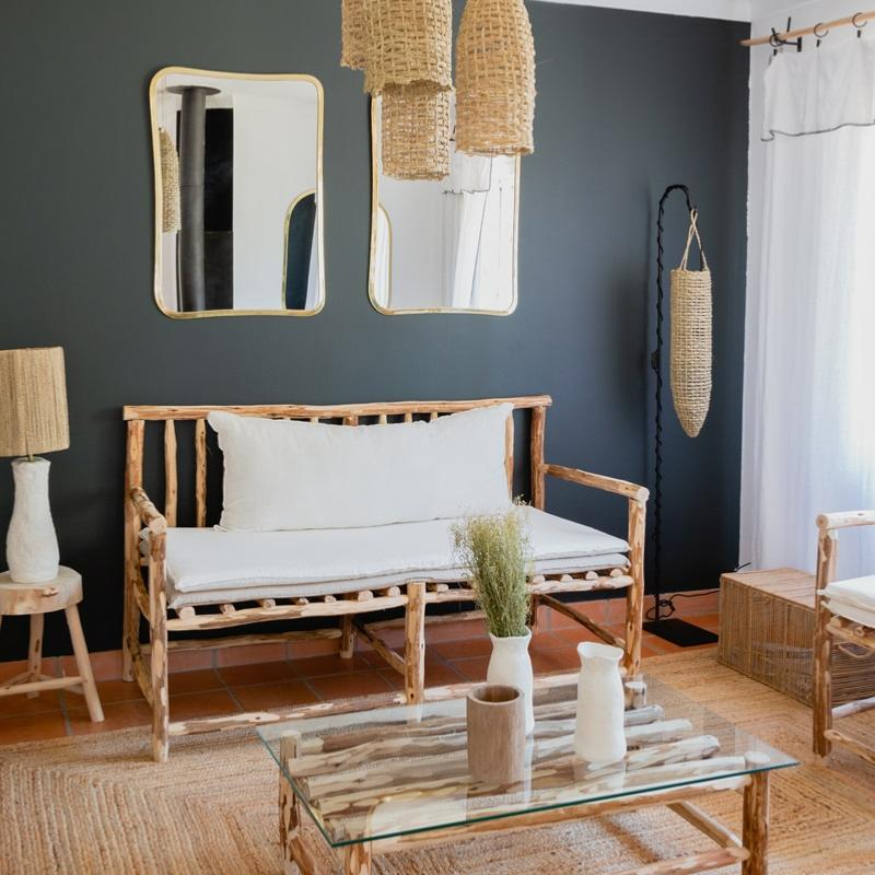 Fauteuil NAMA en bois brut dans un intérieur design aux murs bleus