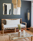 Fauteuil NAMA en bois brut dans un intérieur design aux murs bleus