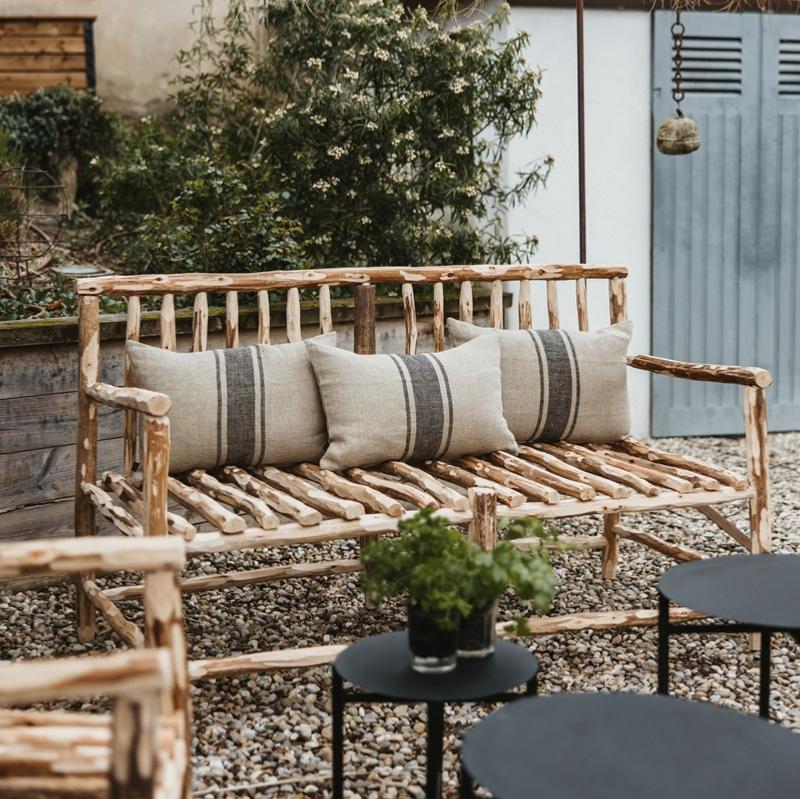 Canapé NAMA en bois brut avec coussins en lin rayé, vue de côté