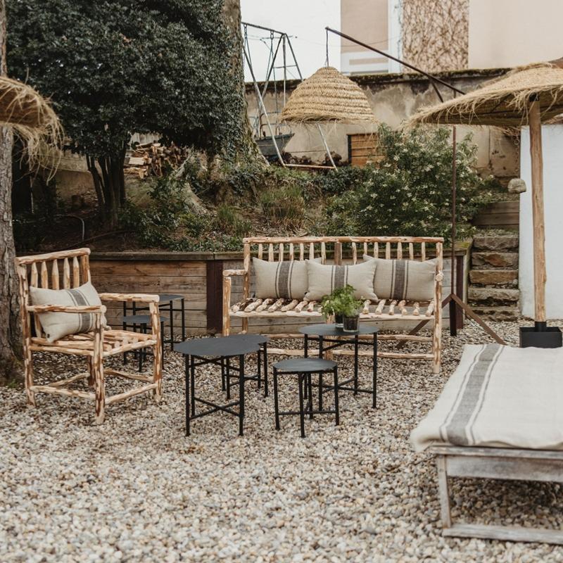 Salon de jardin en bois brut d'Eucalyptus NAMA — canapé, fauteuils et tables basses sur terrasse gravillon