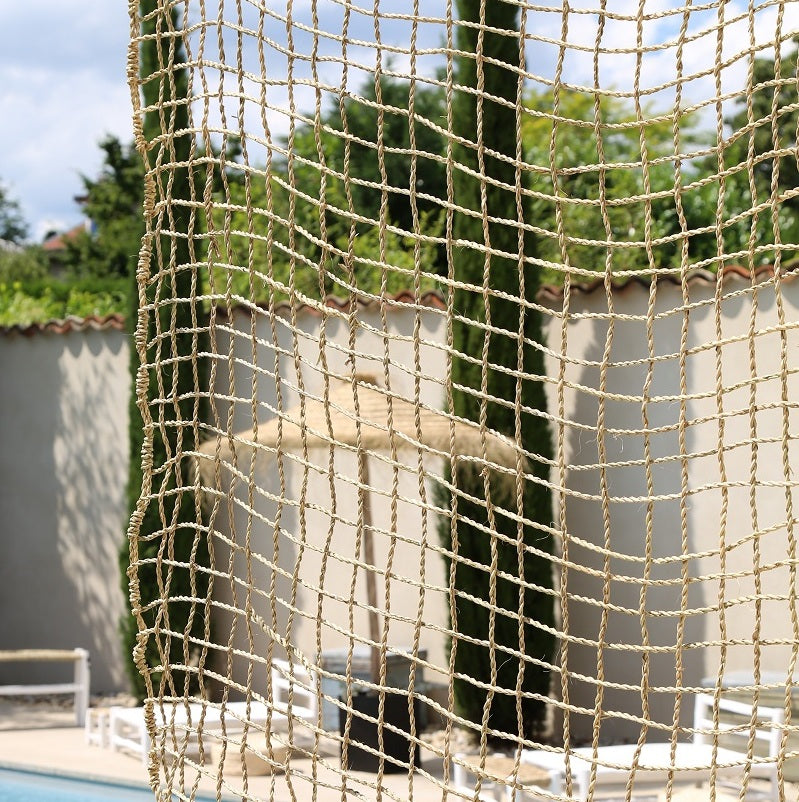 Rideau décoratif en corde de palmier utilisé comme séparation d’espace sur terrasse couverte