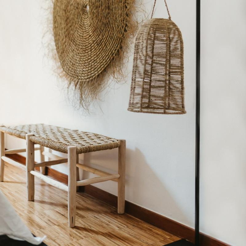 Grand Banc en Bois et Doum Naturel dans une chambre à coucher - COSYDAR