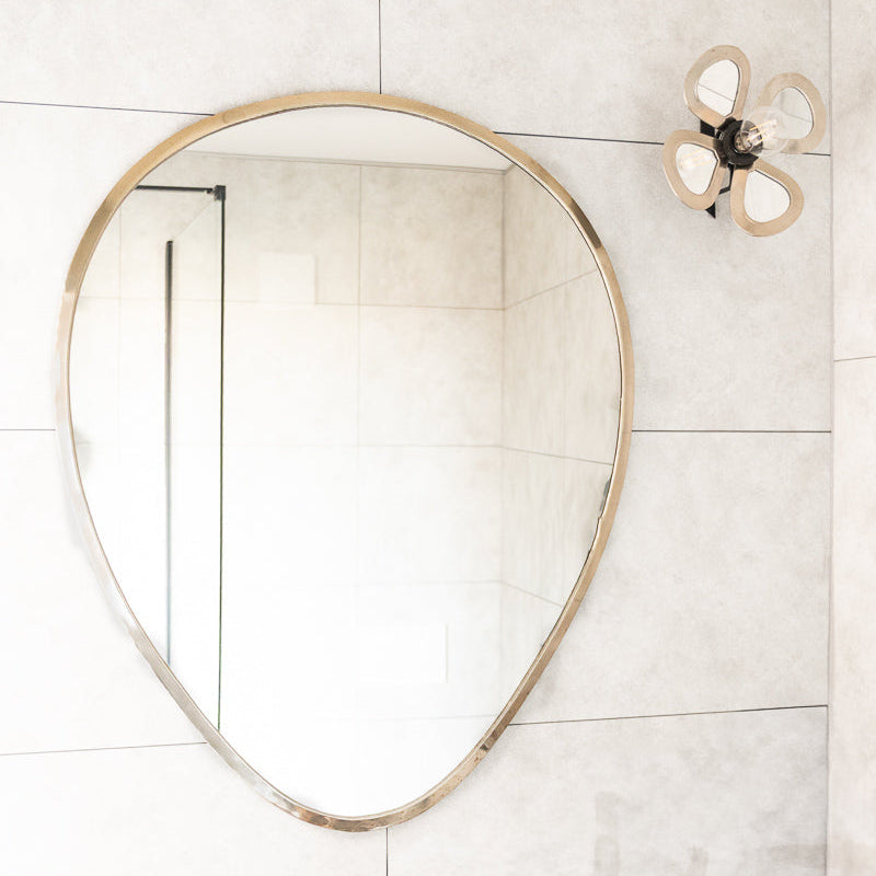 Grand Miroir en Forme de Goutte Argentée en Maillechort dans une salle de bain
