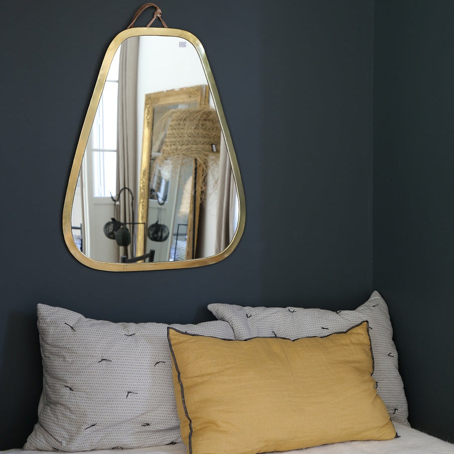Trés grand miroir 90cm fait main en laiton mis en situation dans une salon