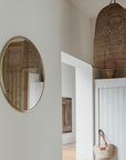 Grand Miroir Doré en Laiton accroché sur un mur dans une entrée bohéme chic