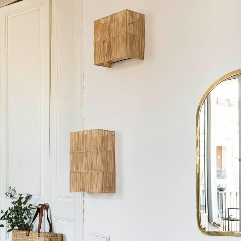 Duo d'appliques murales KON en raphia ajouré dans un salon au style naturel avec miroir - création Cosydar