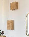Duo d'appliques murales KON en raphia ajouré dans un salon au style naturel avec miroir - création Cosydar