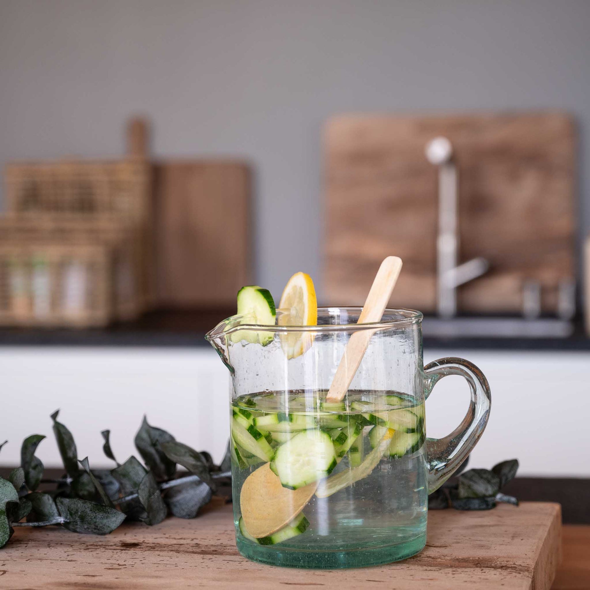 Grande Carafe Ronde en Verre Recyclé BELDI avec Anse et Bec - COSYDAR