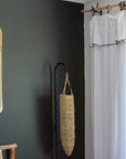 Pied de lampe TEKU en métal noir mat avec suspension en fibre naturelle dans une chambre au style naturel et méditerranéen — création Cosydar