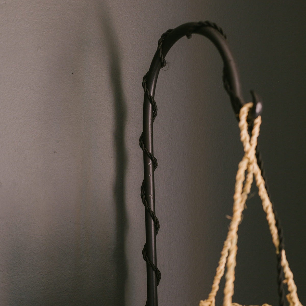 Détail bras crochet du pied de lampe TEKU en métal noir mat avec suspension tressée en fibre naturelle — création Cosydar