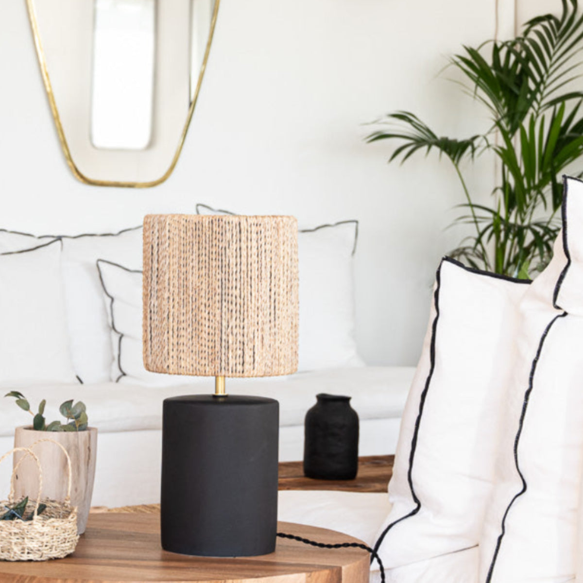 Lampe de chevet KANO grès noir mat corde de palmier tressée – salon bohème naturel – Cosydar