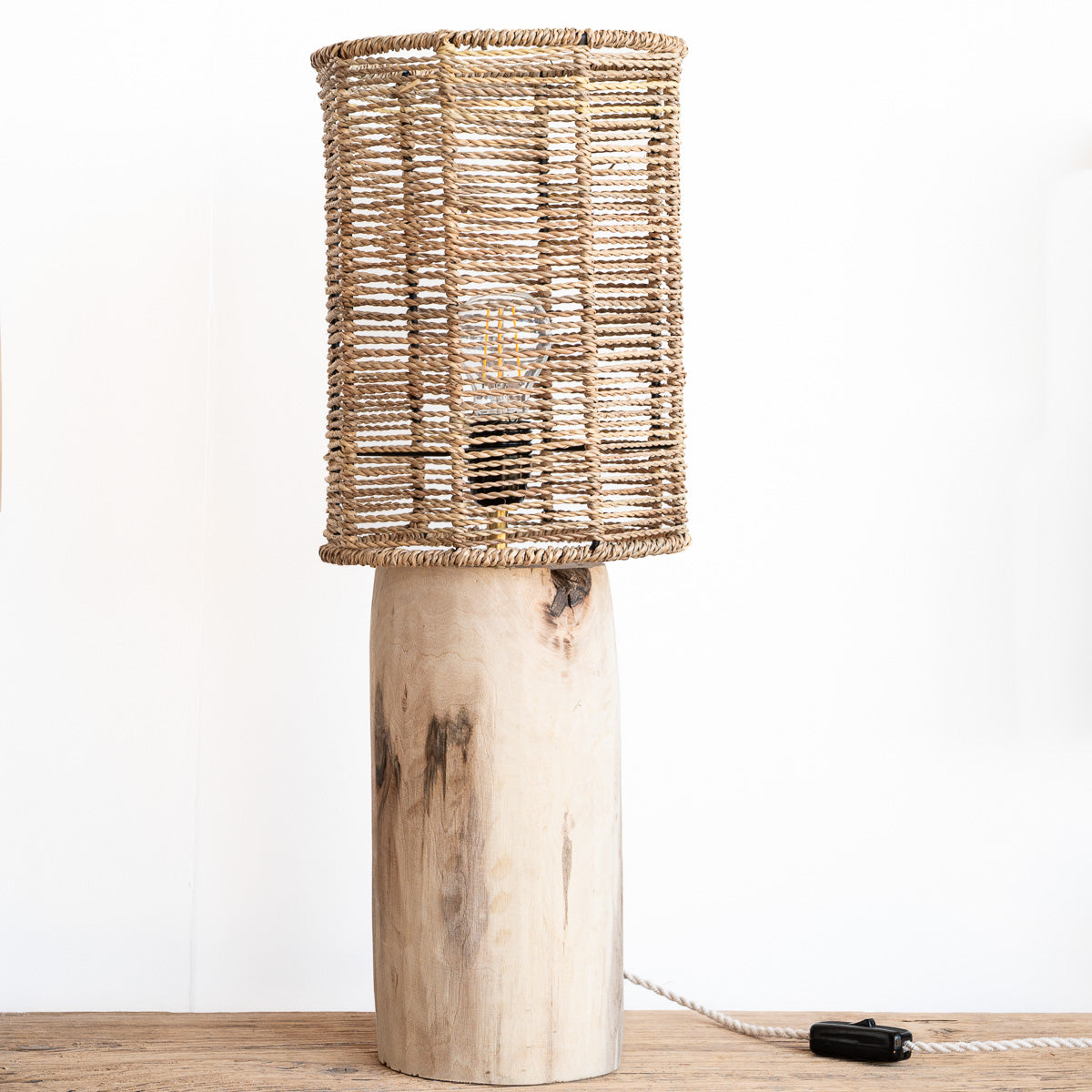 Lampe à poser SHEDO noyer brut et corde fine ajourée tressée main – pièce unique – Cosydar