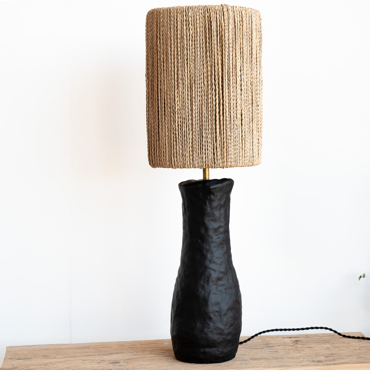 lampe artisanale KANO SCULPT base grès noir organique et corde palmier tressée – Cosydar
