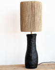 lampe artisanale KANO SCULPT base grès noir organique et corde palmier tressée – Cosydar