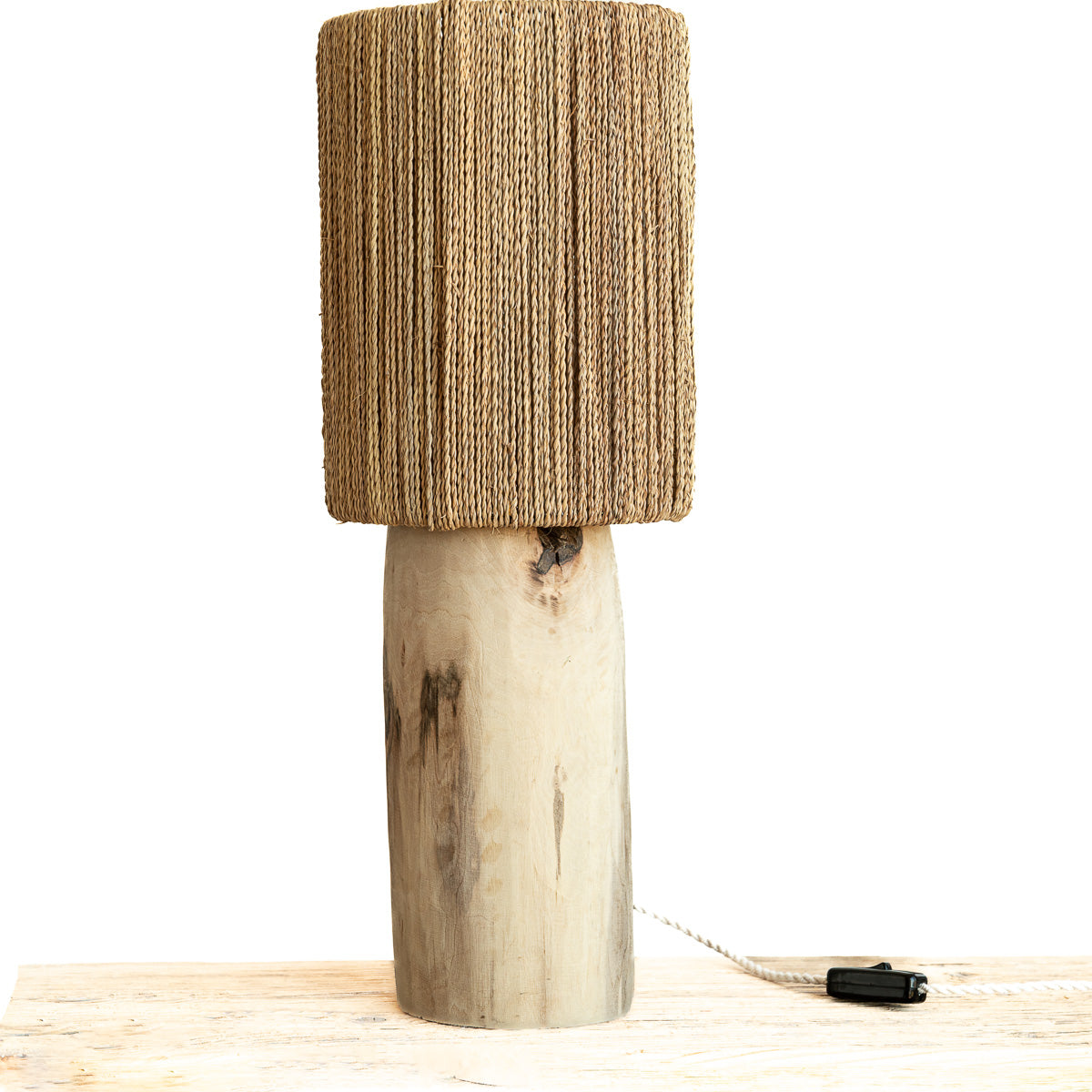 Base en tronc de noyer naturel clair de la lampe KANO – détail du bois brut façonné à la main – Cosydar