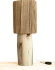 Base en tronc de noyer naturel clair de la lampe KANO – détail du bois brut façonné à la main – Cosydar