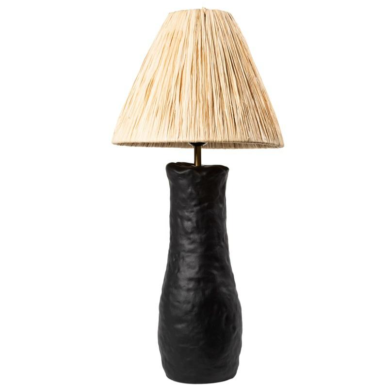 Profil lampe à poser TANA SCULPT – base grès noir organique et raphia conique naturel – Cosydar