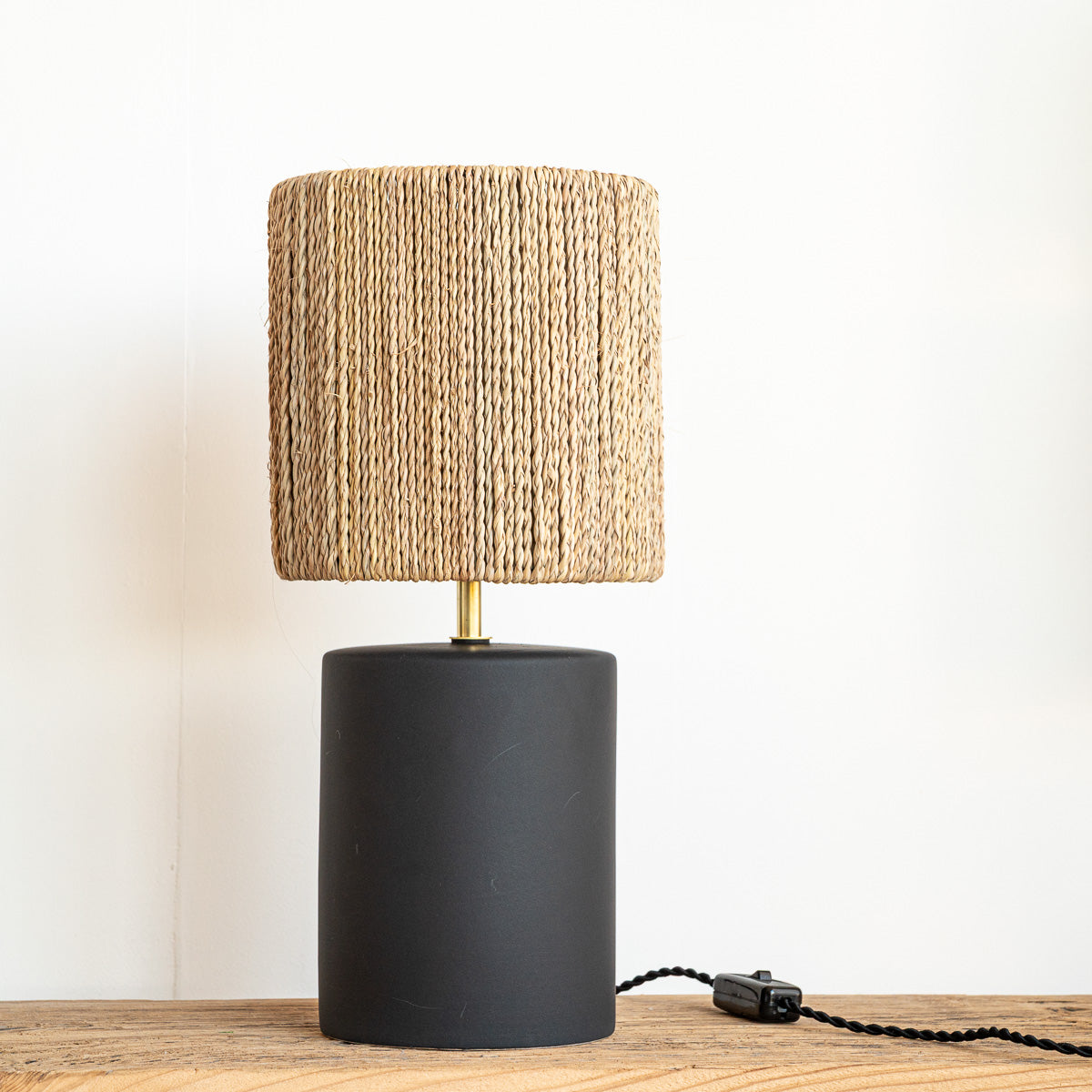 Lampe à poser artisanale KANO grès noir et corde de palmier fait main – Cosydar