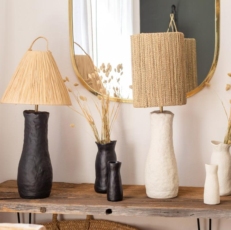 Lampe TANA SCULPT grès sculpté et vases assortis sur console bois – décoration bohème – Cosydar