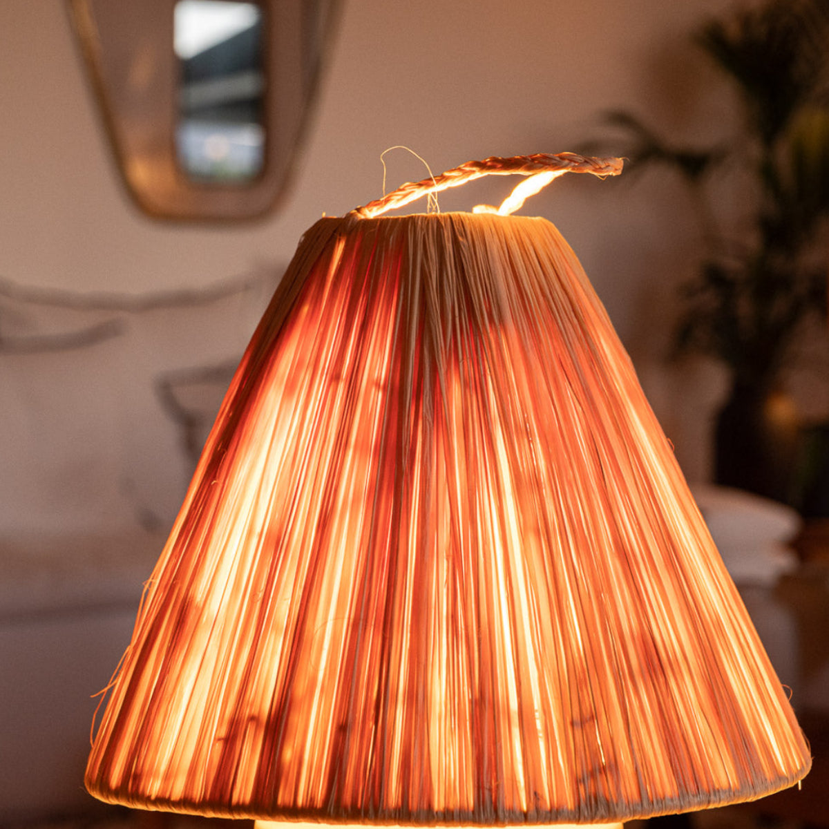 Lampe TANA bois raphia conique allumée – lumière chaude et tamisée – Cosydar