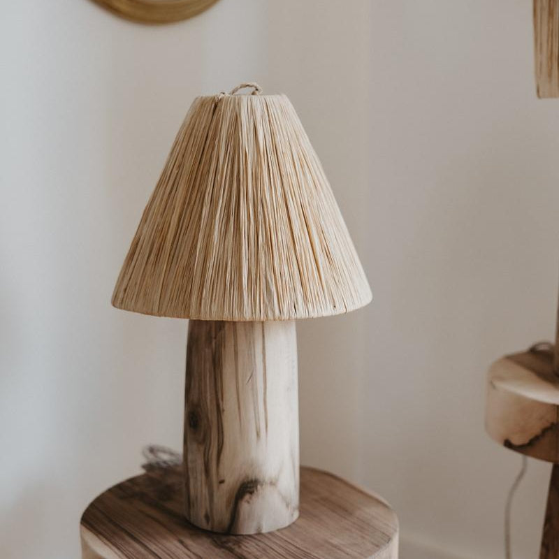 Lampe à poser TANA bois naturel et abat-jour raphia conique naturel filé – Cosydar