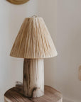 Lampe à poser TANA bois naturel et abat-jour raphia conique naturel filé – Cosydar