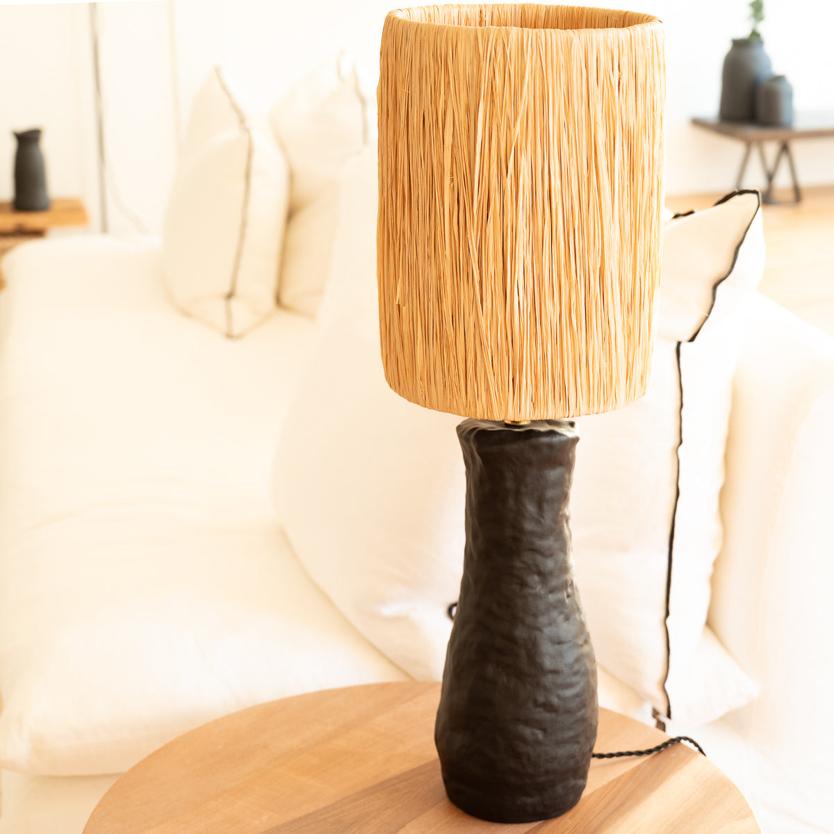 Lampe artisanale grès noir abat-jour raphia cylindrique TANA NOIR – pièce unique Cosydar