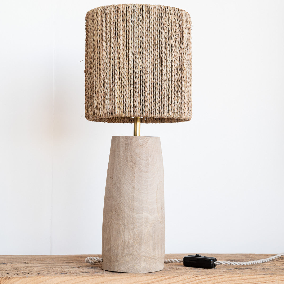 Lampe à poser KANO noyer et corde de palmier tressée – vue complète – Cosydar