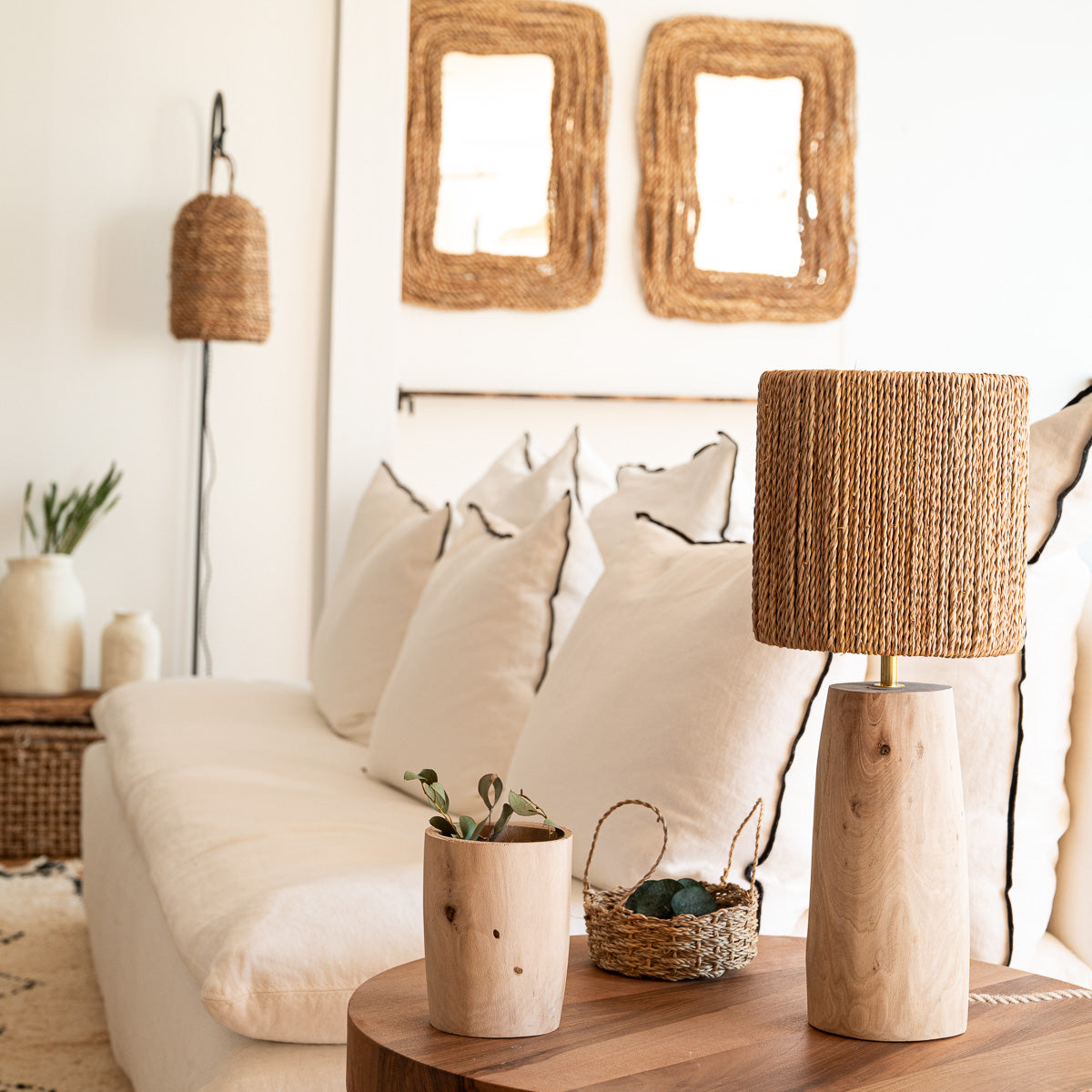 Lampe KANO en noyer et corde posée dans un intérieur bohème naturel – Cosydar