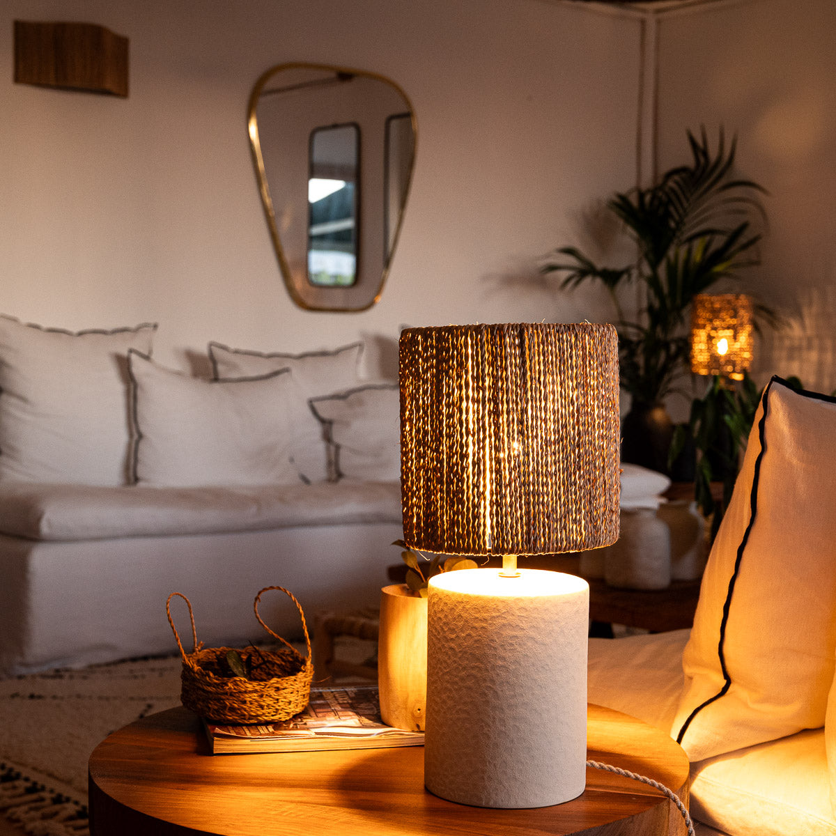 Lampe de table KANO grès corde de palmier allumée – lumière tamisée chaleureuse – Cosydar