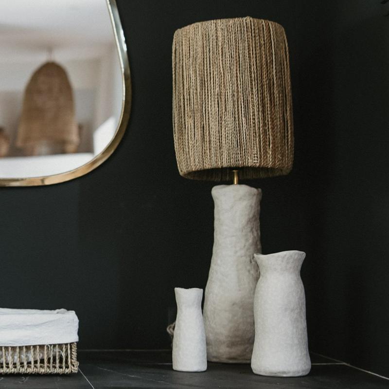Lampe grès blanc corde palmier tressée KANO SCULPT – décoration bohème fond sombre Cosydar
