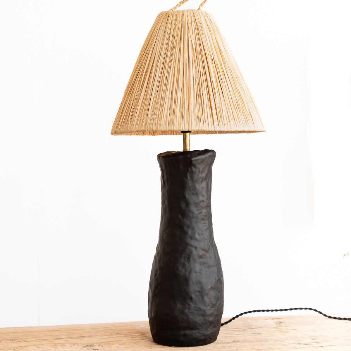 Lampe à poser artisanale TANA SCULPT grès noir sculpté et abat-jour raphia conique – Cosydar