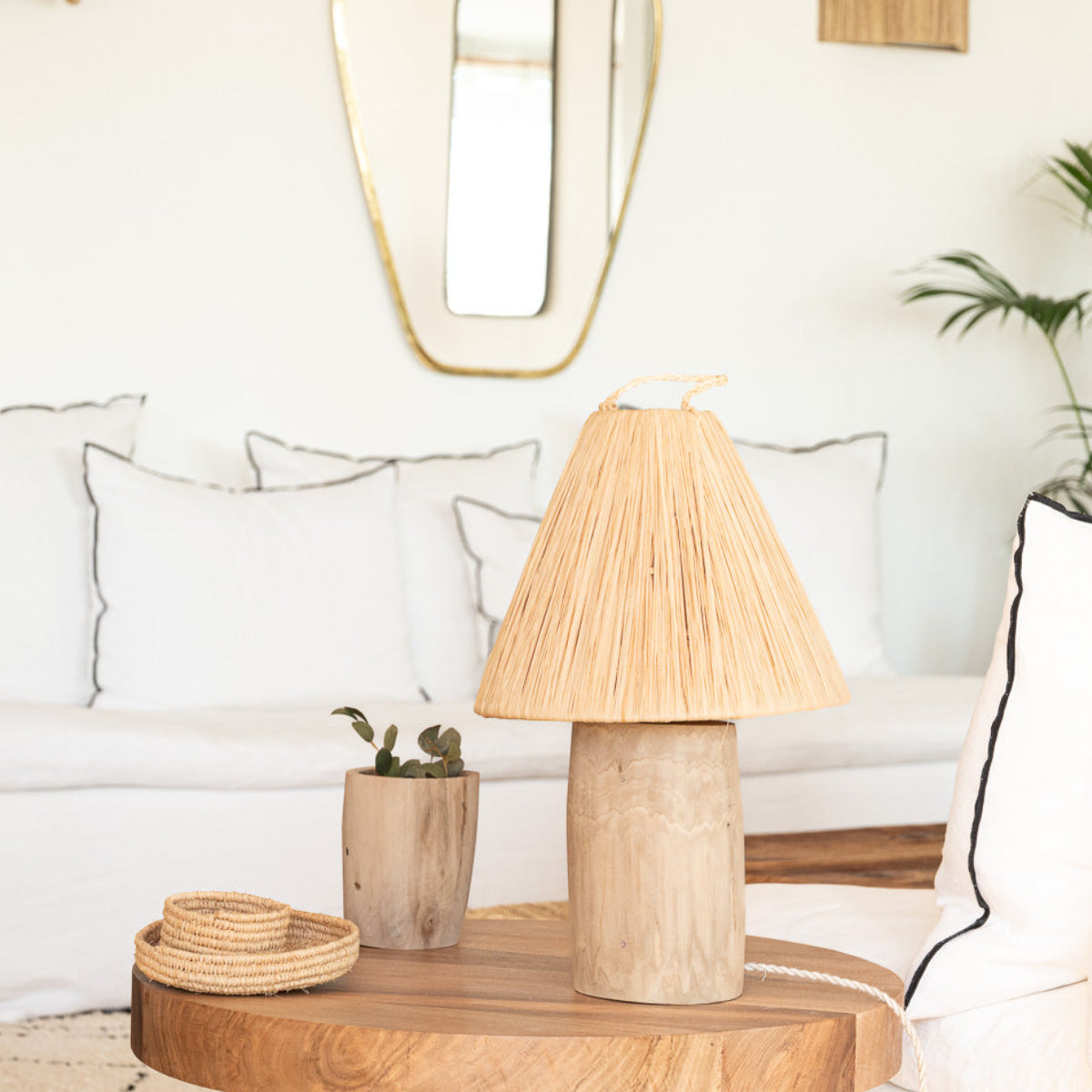 Lampes TANA bois raphia conique en situation – décoration salon bohème naturel – Cosydar