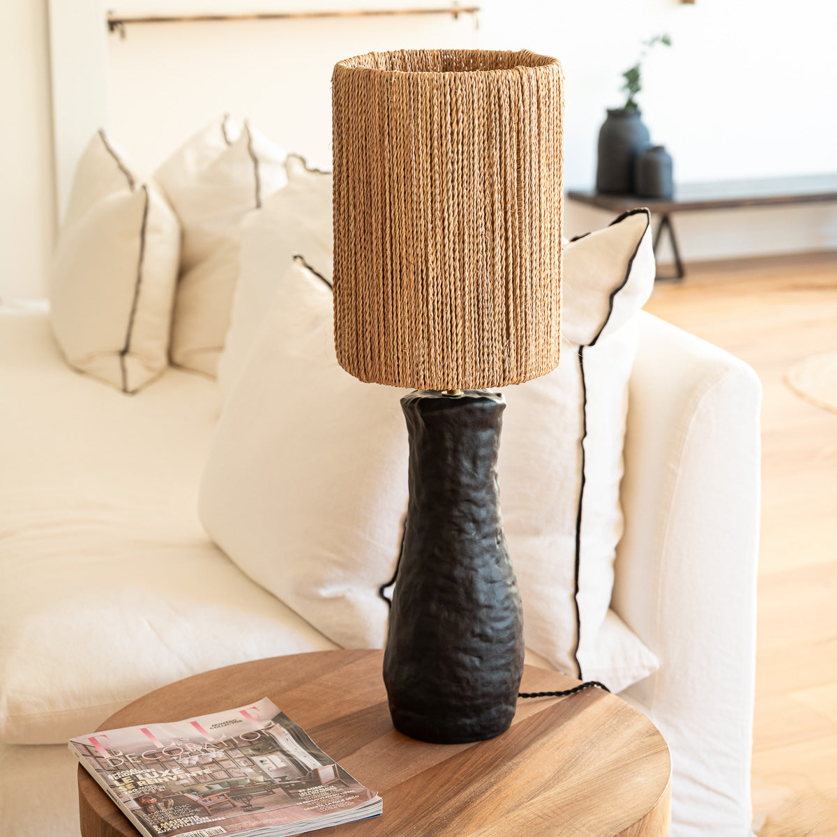 Lampe de table KANO SCULPT grès noir sculpté corde de palmier – salon bohème naturel – Cosydar