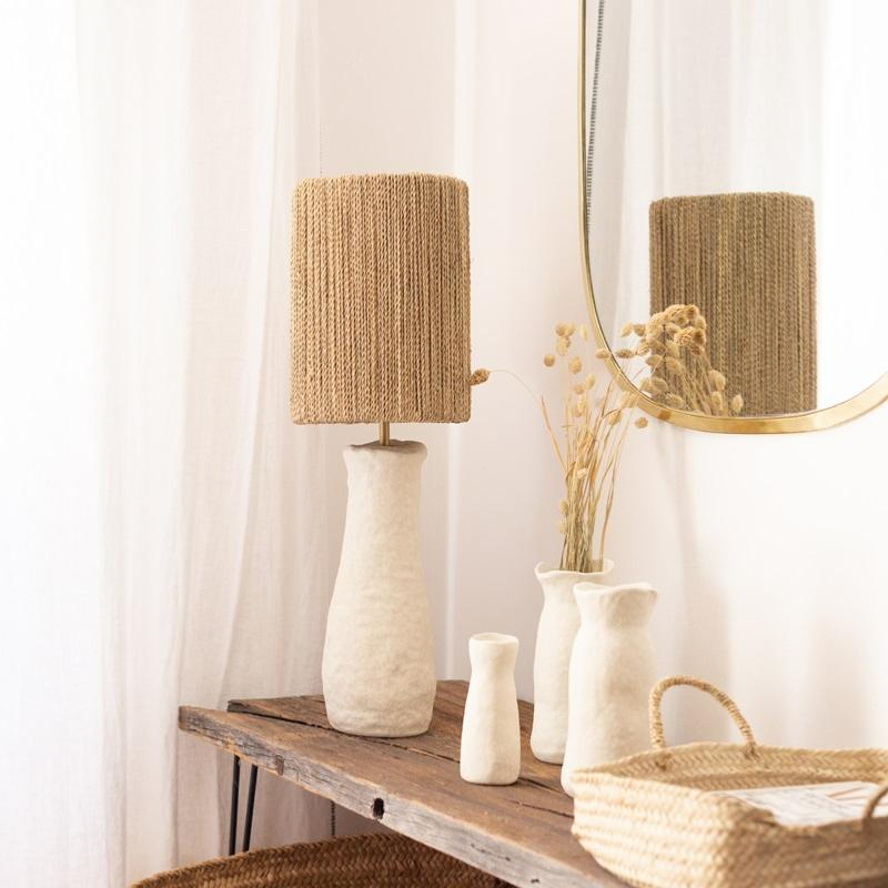 Lampe de table artisanale KANO SCULPT – grès blanc organique lumière douce ambiance naturelle