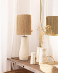 Lampe de table artisanale KANO SCULPT – grès blanc organique lumière douce ambiance naturelle