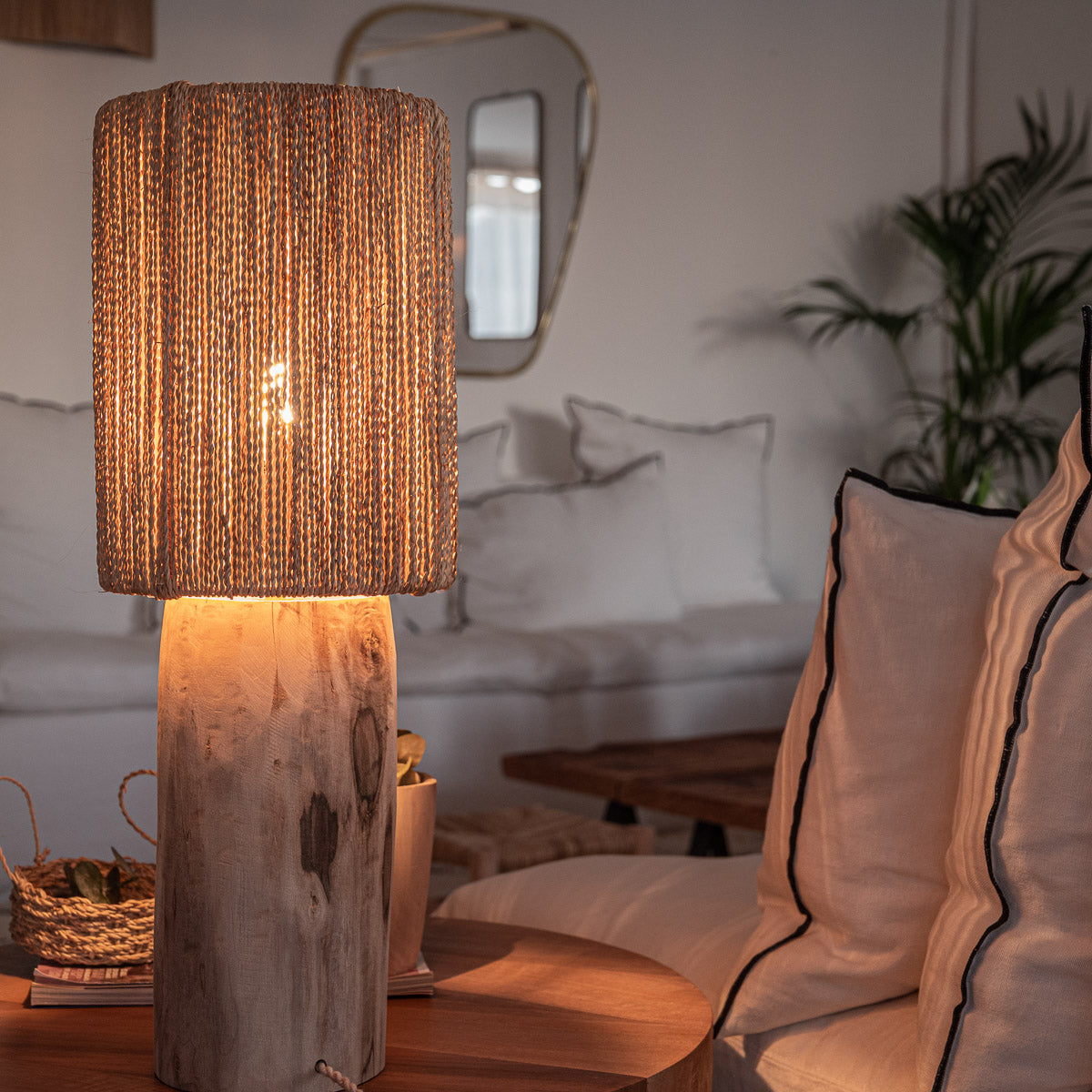 Lampe à poser KANO noyer et corde de palmier allumée – ambiance salon bohème naturel – Cosydar