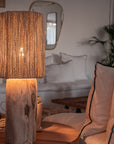 Lampe à poser KANO noyer et corde de palmier allumée – ambiance salon bohème naturel – Cosydar