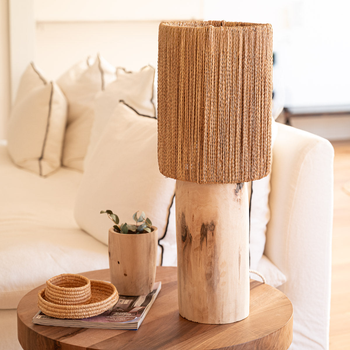 Lampe KANO noyer et corde tressée allumée – lumière tamisée bohème – Cosydar