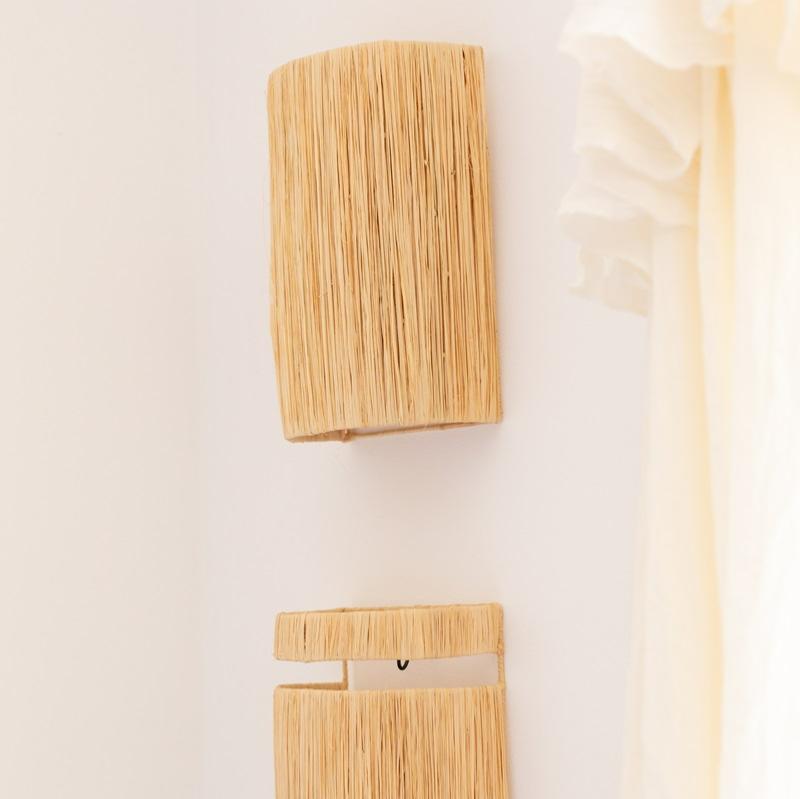 Les 2 tailles de l'applique murale KUR en raphia naturel — format S 13x40cm et format M 20x30cm — création Cosydar