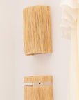 Les 2 tailles de l'applique murale KUR en raphia naturel — format S 13x40cm et format M 20x30cm — création Cosydar