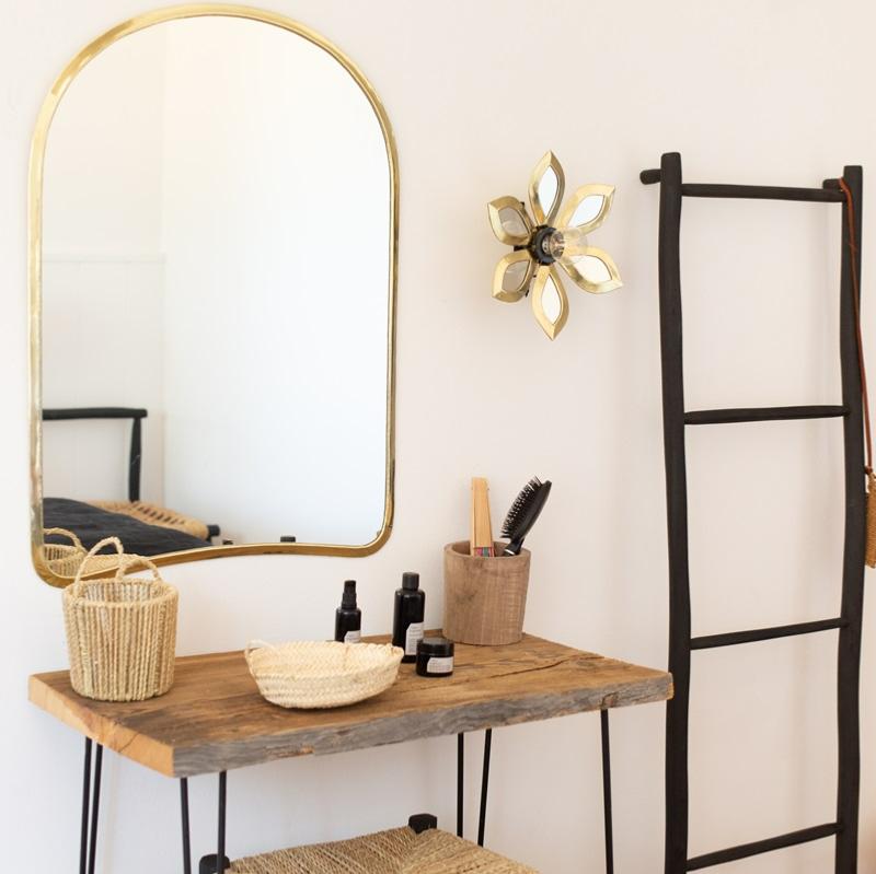 Applique murale miroir LULE laiton doré dans une chambre au style naturel et contemporain - création Cosydar