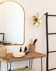Applique murale miroir LULE laiton doré dans une chambre au style naturel et contemporain - création Cosydar